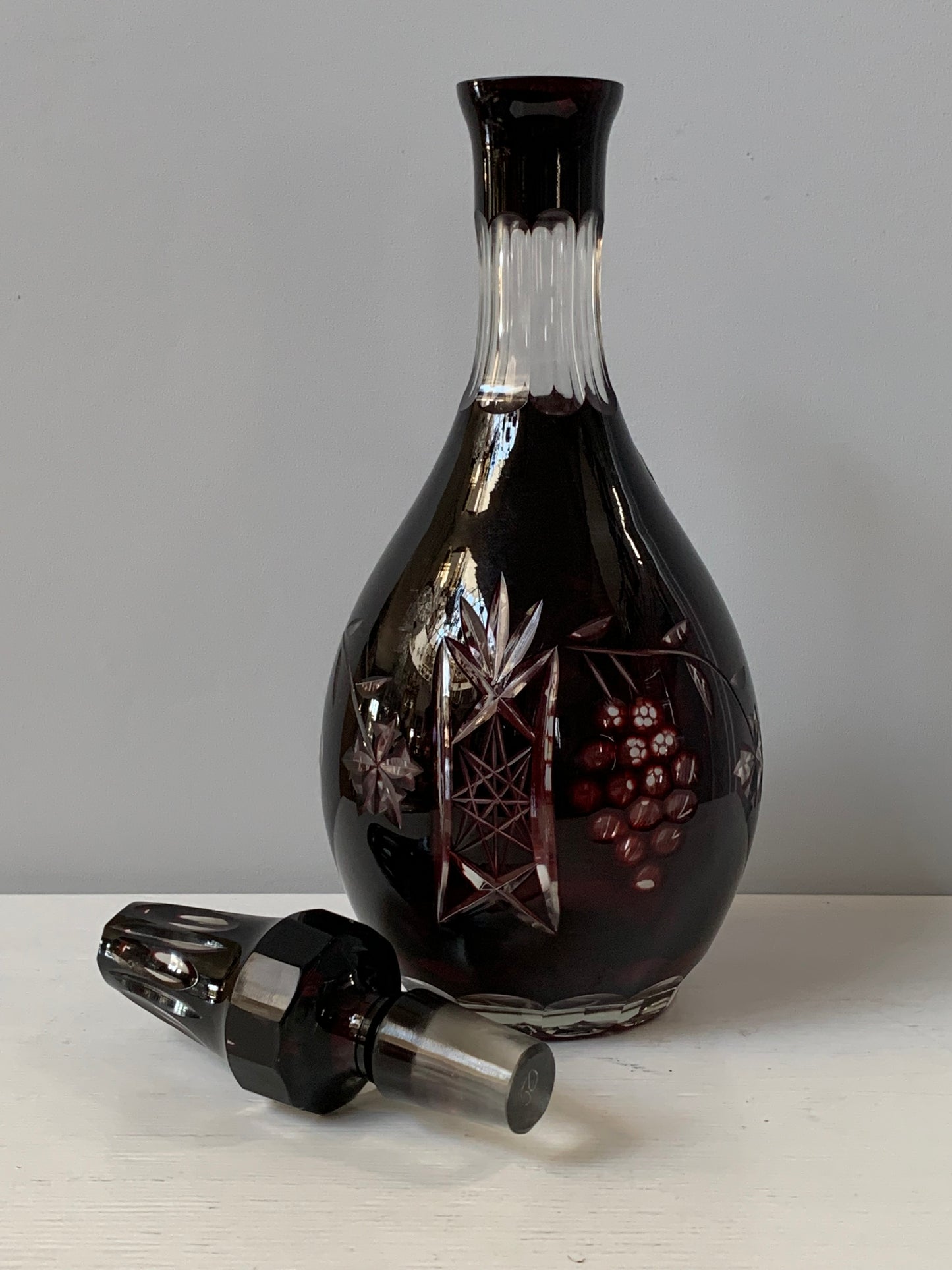 Karafka kryształowa w kolorze burgundu