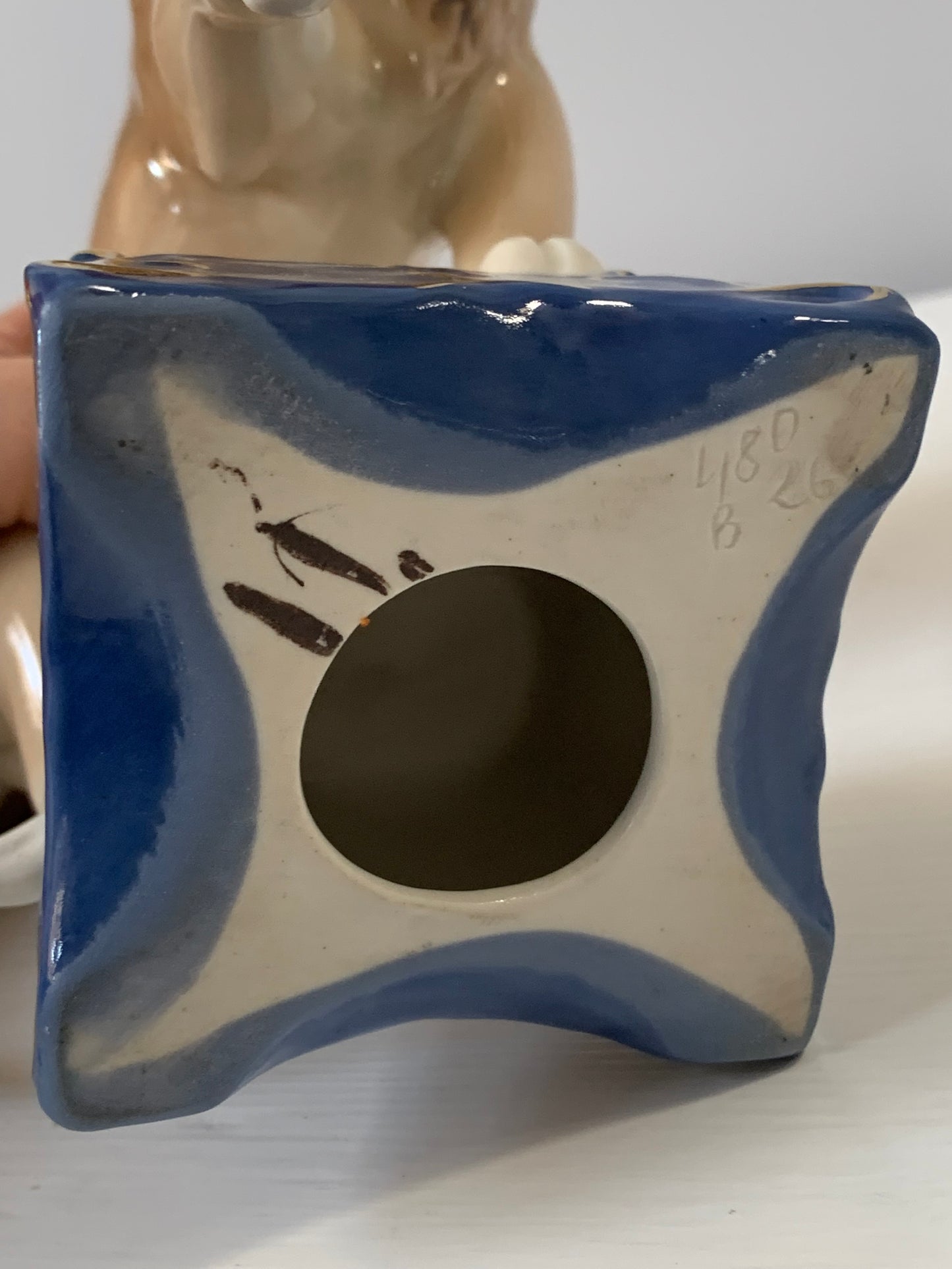 Figurka porcelanowa, kolekcjonerska Lew Royal Dux