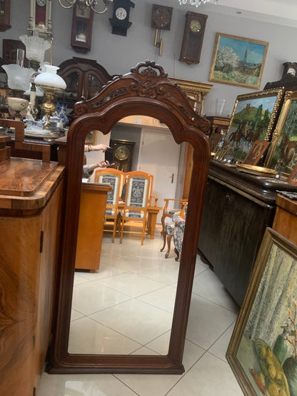 Lustro w drewnianej ramie z rzeźbioną koroną