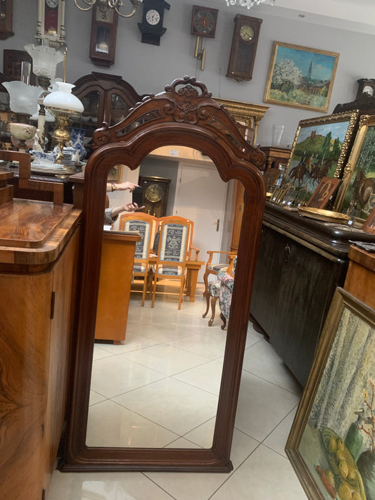 Lustro w drewnianej ramie z rzeźbioną koroną