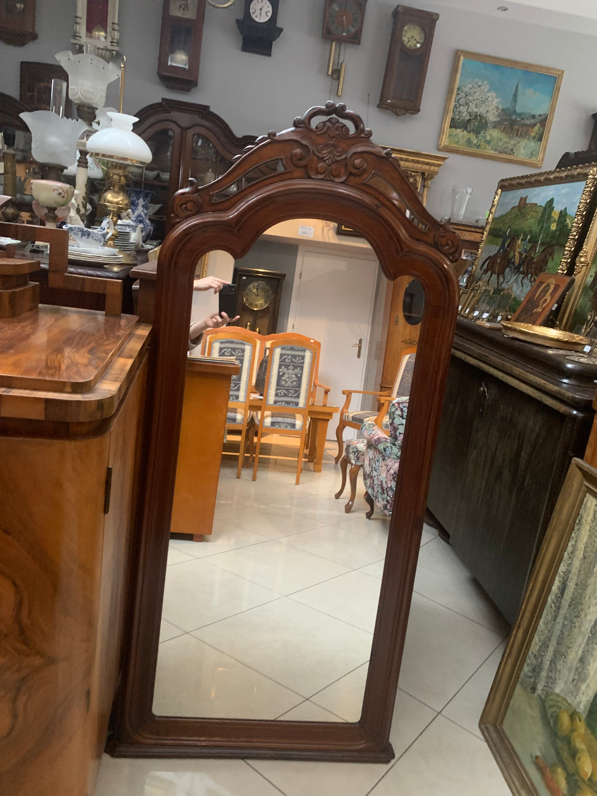Lustro w drewnianej ramie z rzeźbioną koroną