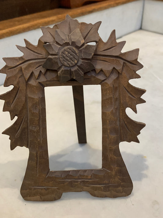 Ramka mała, drewniana, rzeźbiona, na stojaku