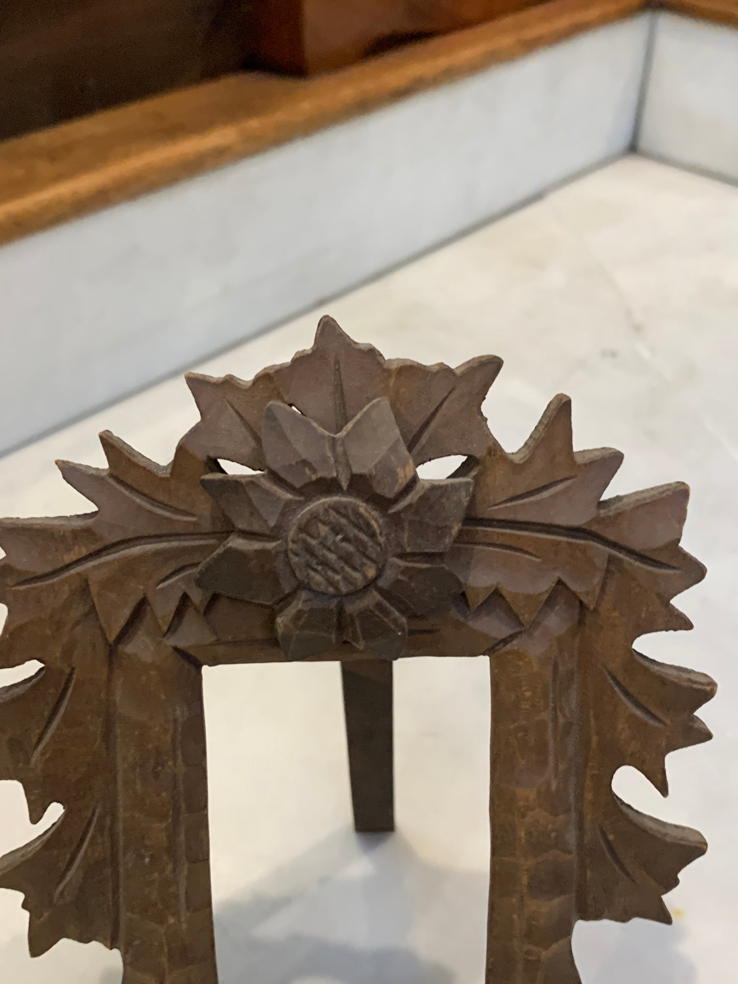 Ramka mała, drewniana, rzeźbiona, na stojaku