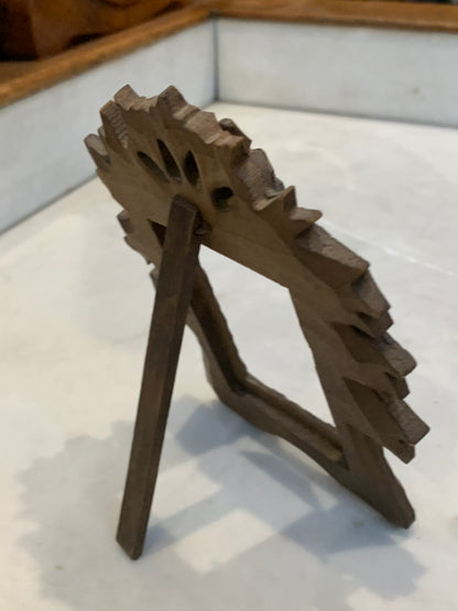 Ramka mała, drewniana, rzeźbiona, na stojaku