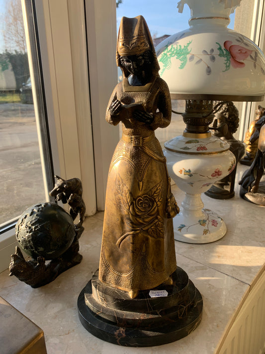 Rzeźba z brązu Kobieta z książką