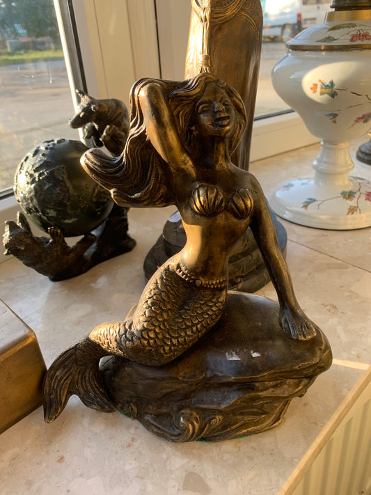 Rzeźba z brązu Syrenka na kamieniu