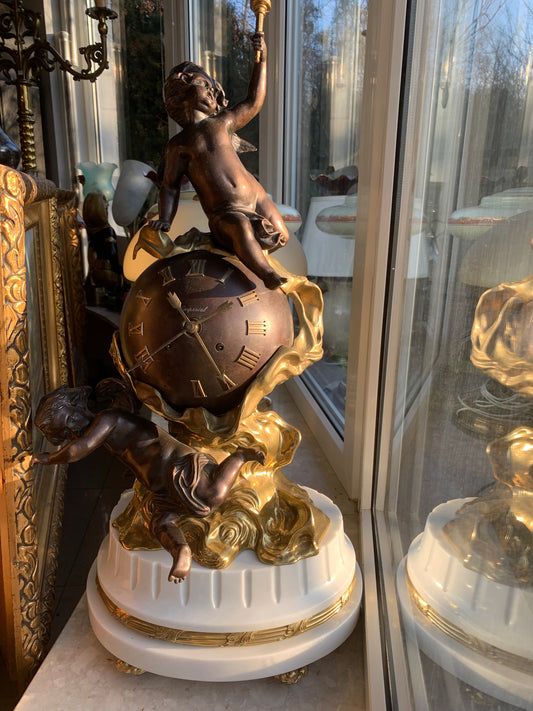 Zegar włoski kula z aniołami na kamiennej podstawie