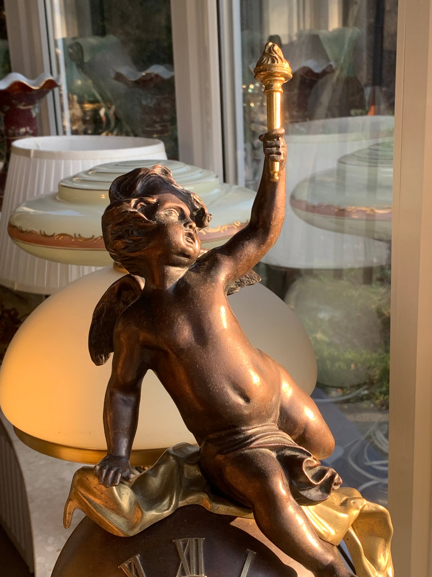 Zegar włoski kula z aniołami na kamiennej podstawie