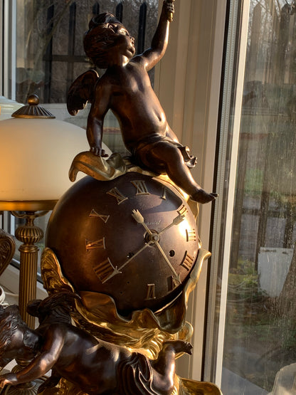 Zegar włoski kula z aniołami na kamiennej podstawie