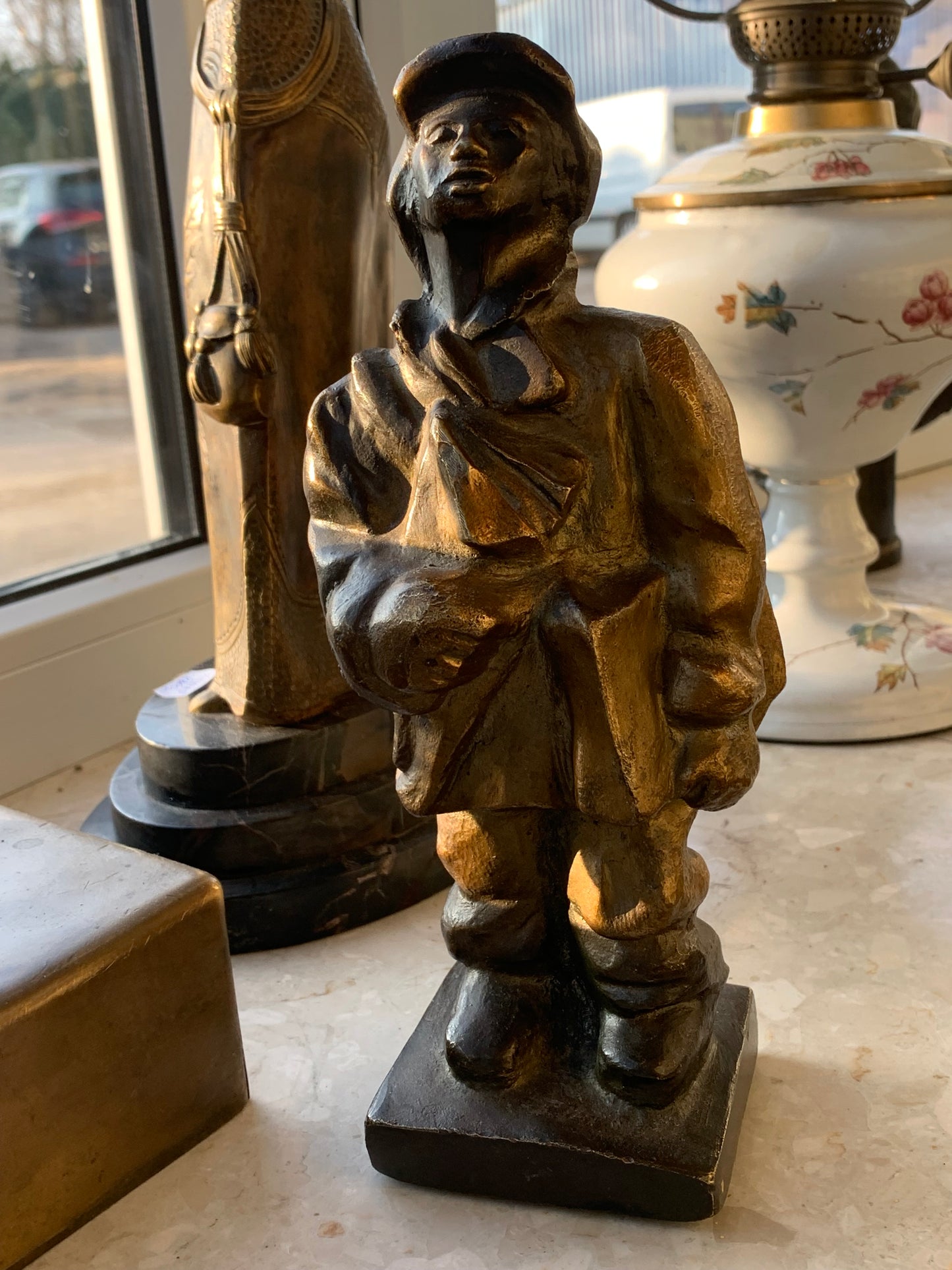 Rzeźba brąz Gazeciarz