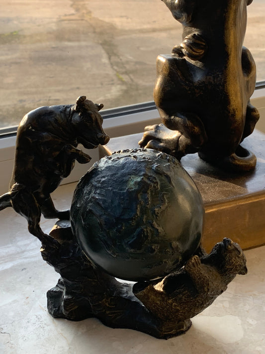 Rzeźba Byk i Niedźwiedź, kula ziemska z brązu