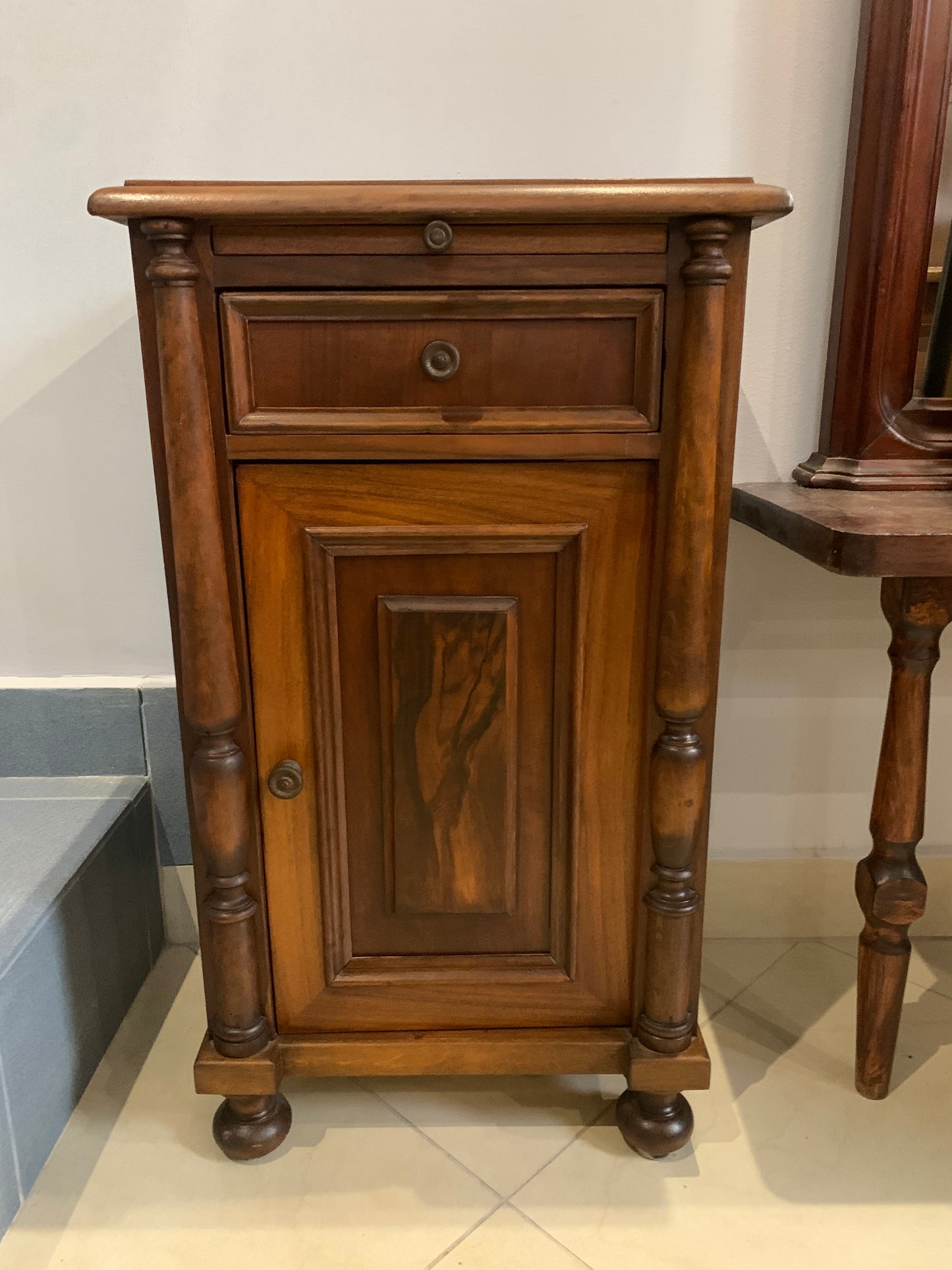 Szafka, pomocnik z wysuwanym blatem, drewniana