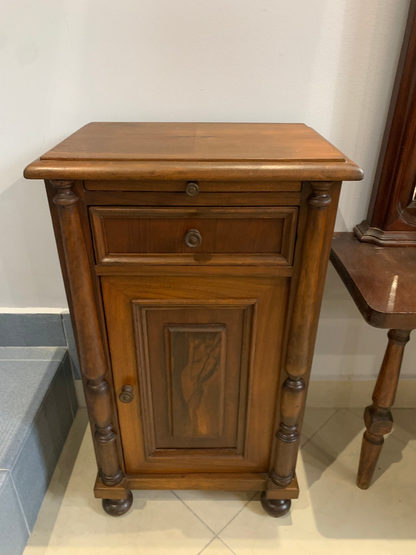 Szafka, pomocnik z wysuwanym blatem, drewniana