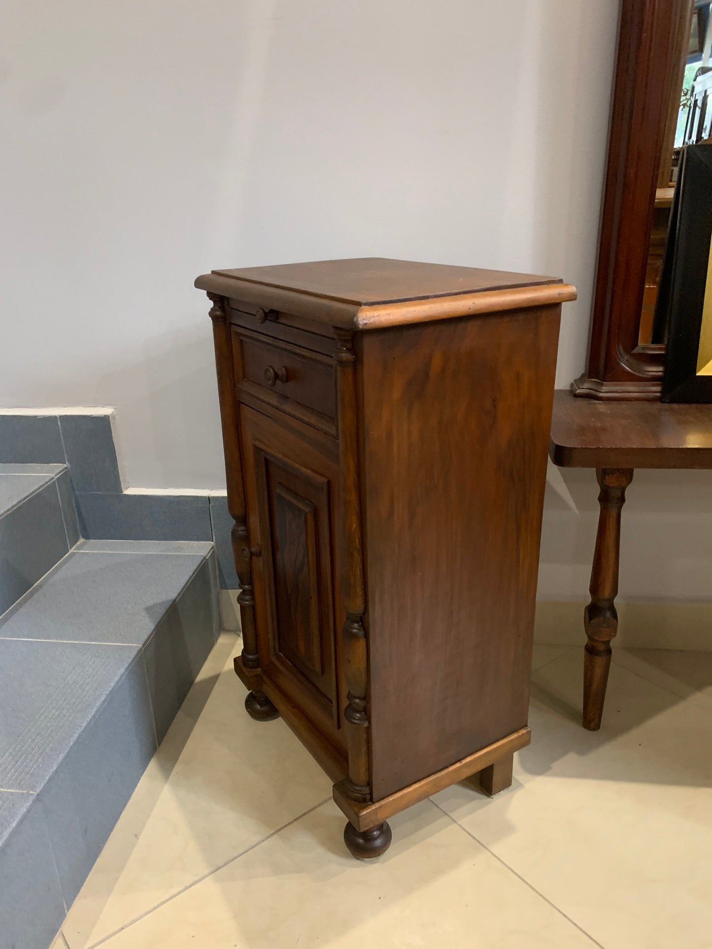 Szafka, pomocnik z wysuwanym blatem, drewniana