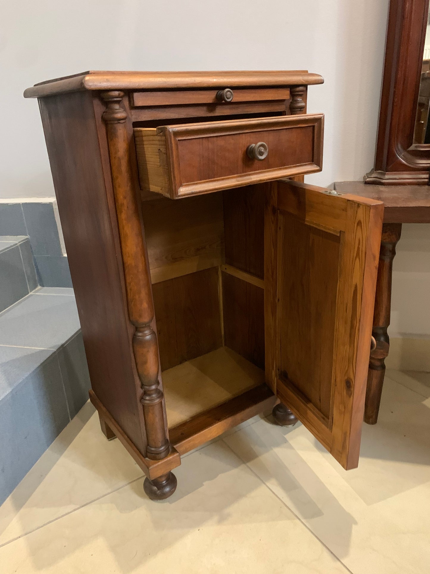 Szafka, pomocnik z wysuwanym blatem, drewniana