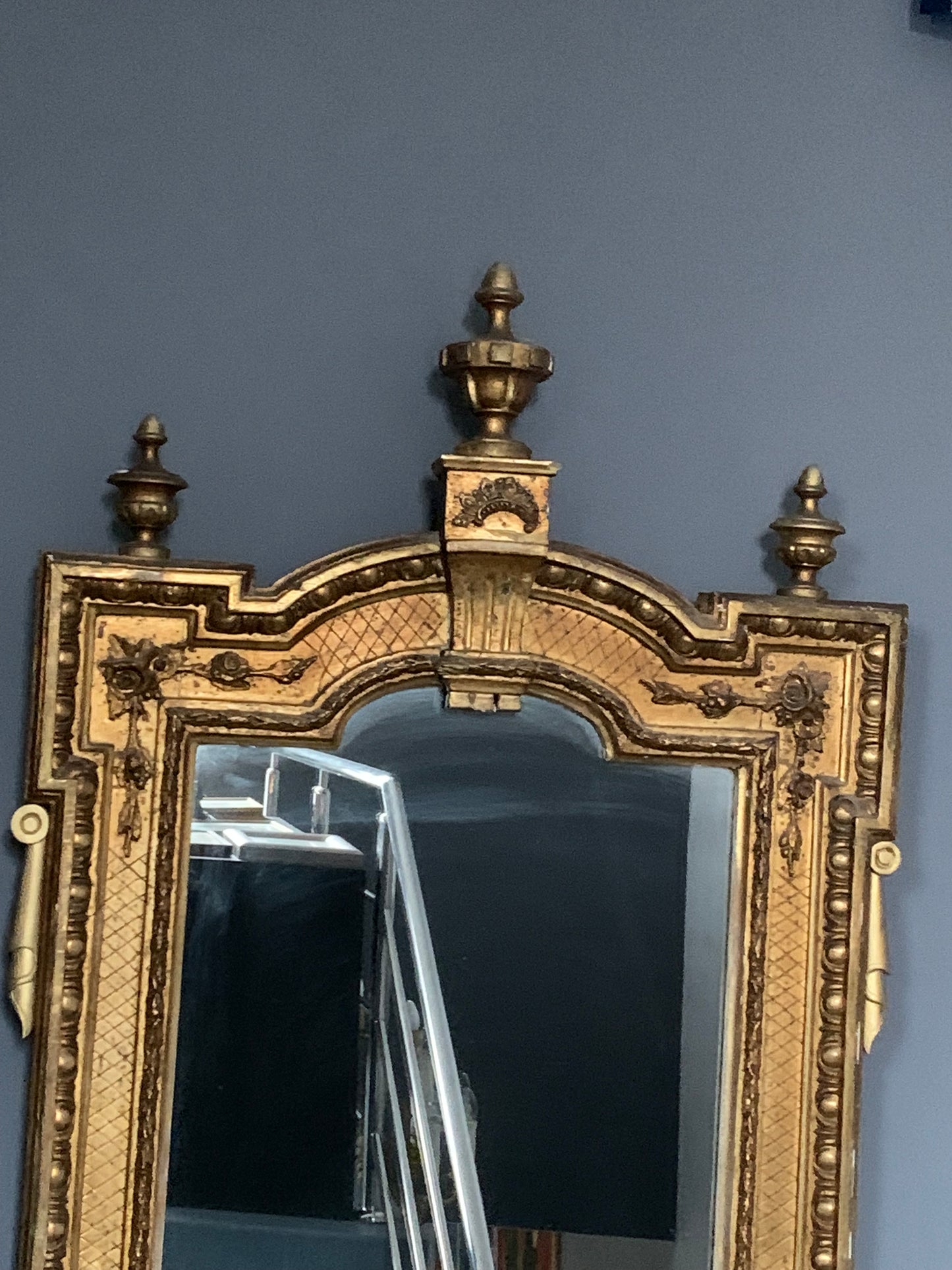Lustro Ludwik XVI, neoklasycyzm Francja, rzeźbiona rama, złocenia k. XVIII w.