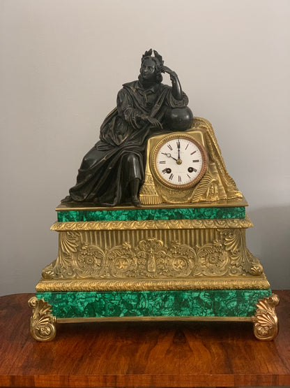Zegar kominkowy w stylu Napoleona III, brąz złocony i malachit, XIX w