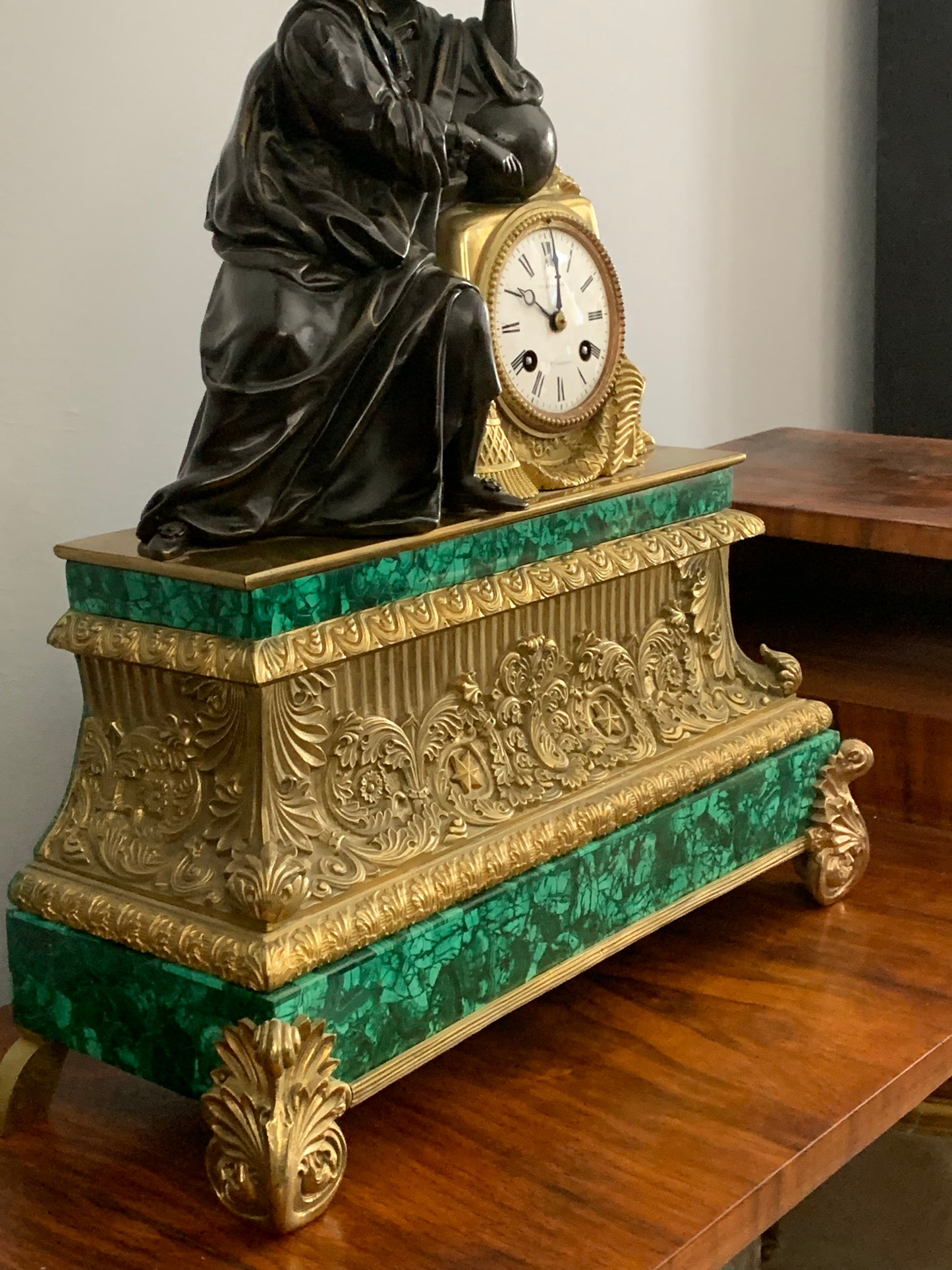 Zegar kominkowy w stylu Napoleona III, brąz złocony i malachit, XIX w