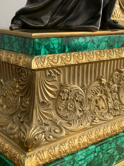 Zegar kominkowy w stylu Napoleona III, brąz złocony i malachit, XIX w