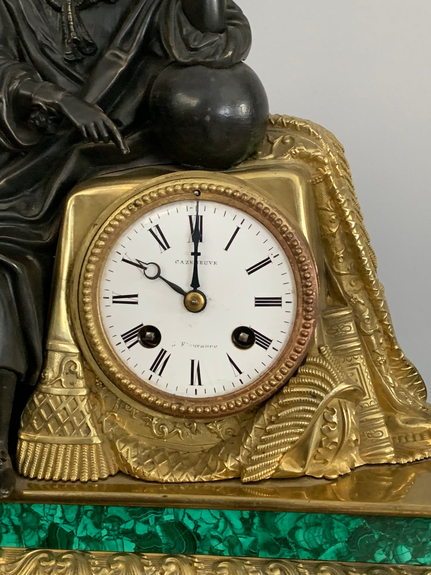 Zegar kominkowy w stylu Napoleona III, brąz złocony i malachit, XIX w