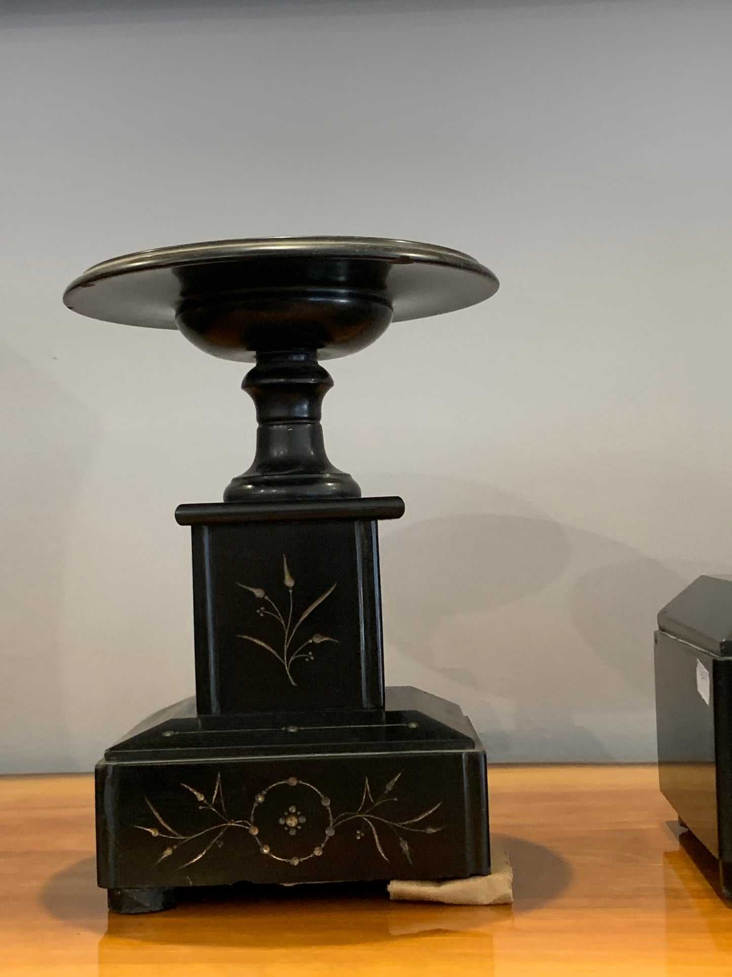 Zegar kominkowy J. Dusart ze świecznikami, czarny kamień