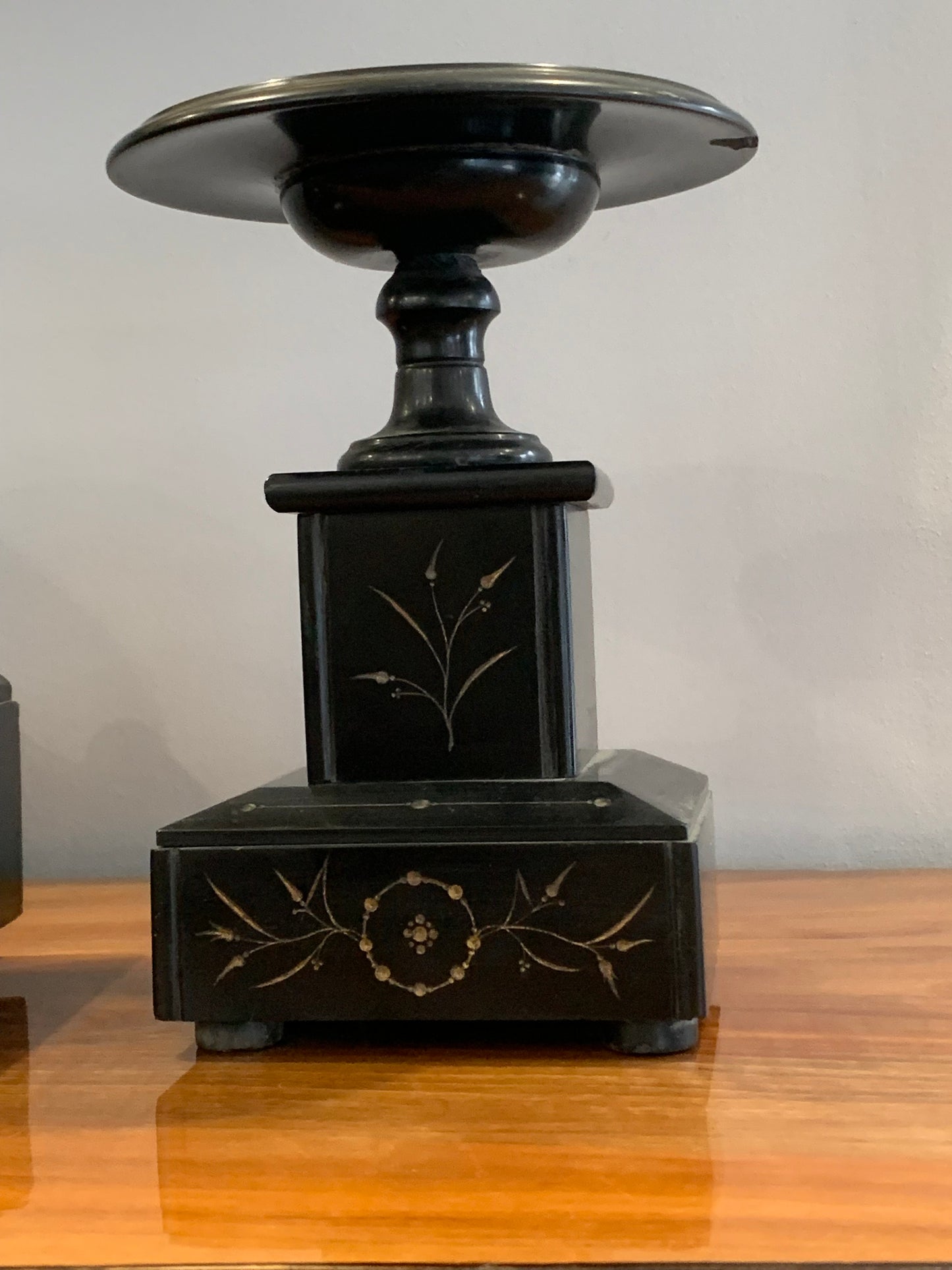 Zegar kominkowy J. Dusart ze świecznikami, czarny kamień