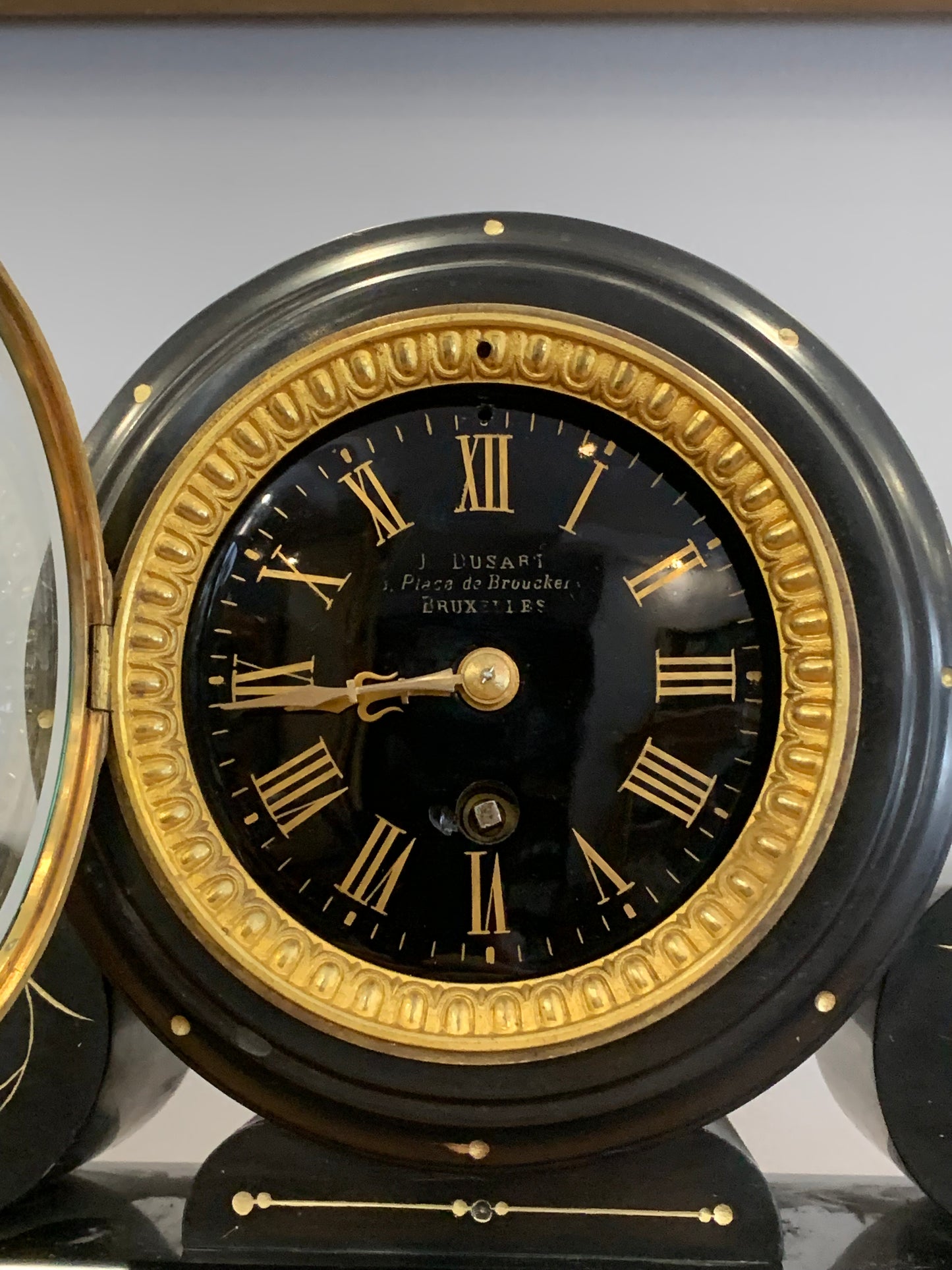 Zegar kominkowy J. Dusart ze świecznikami, czarny kamień