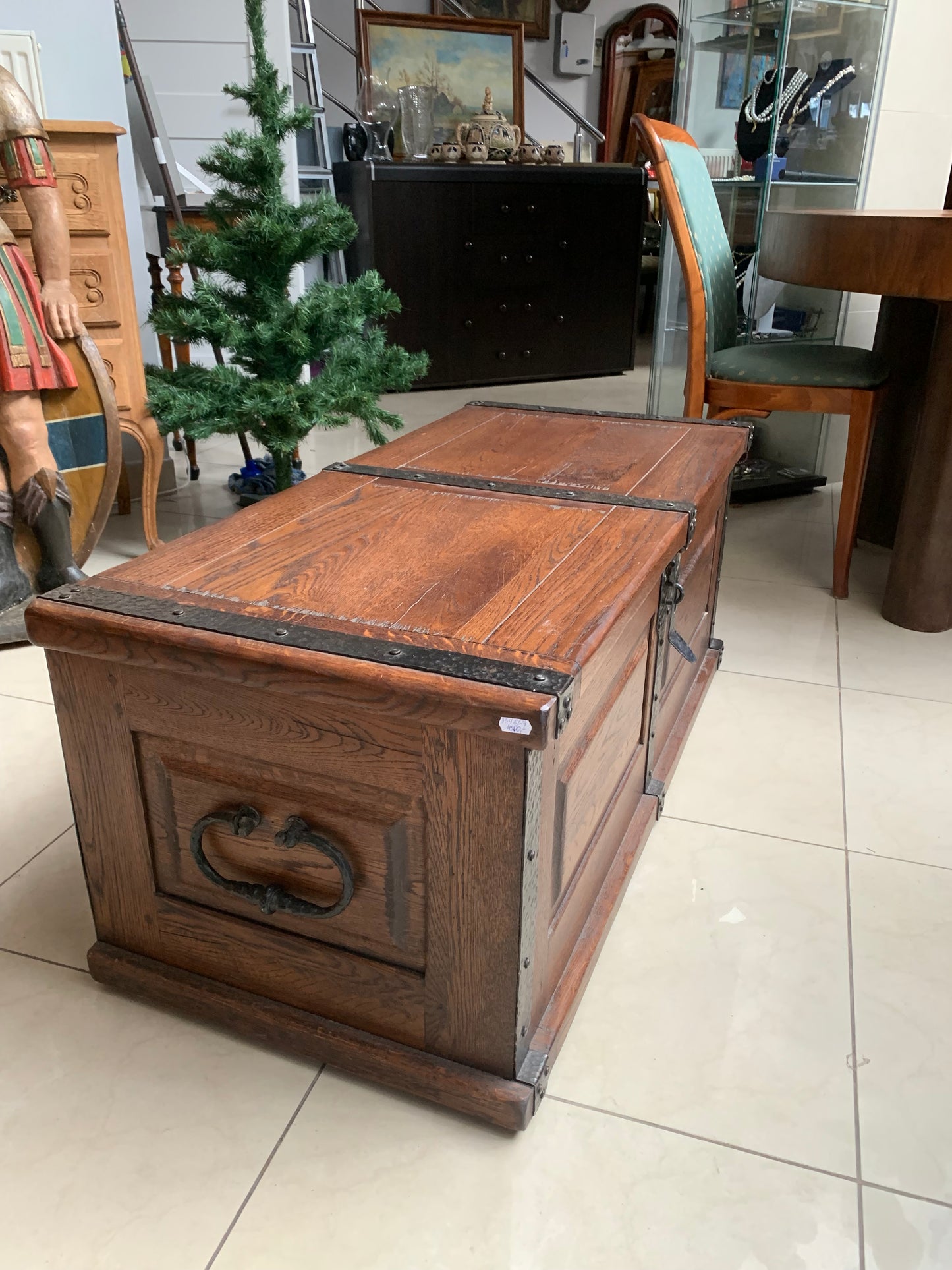 Dębowa skrzynia, okucia, sygnowana Fabryka mebli Twaróg