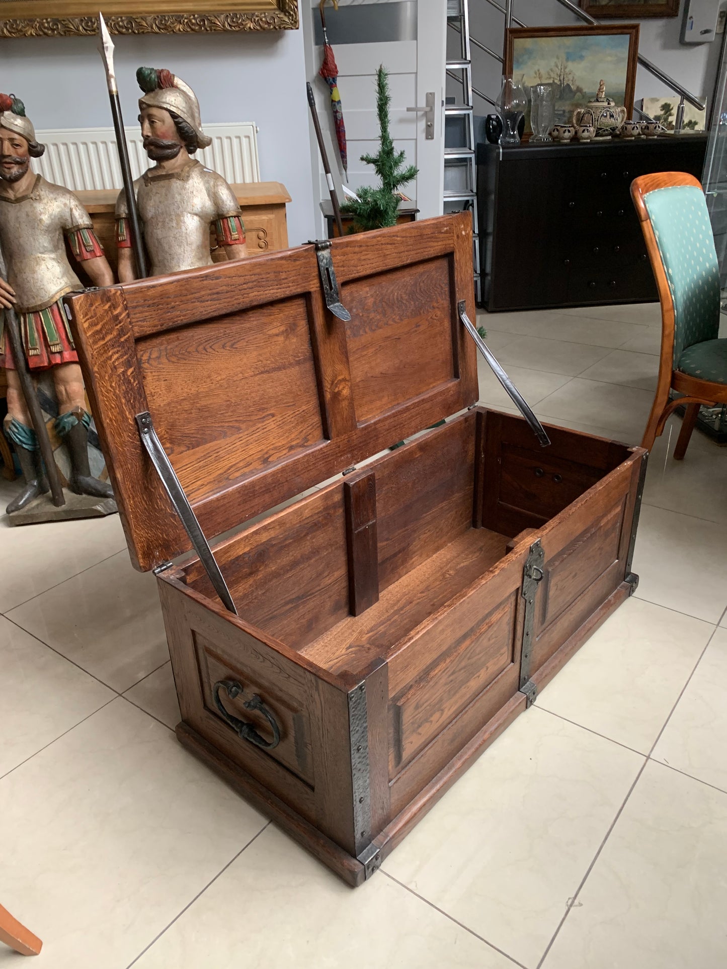 Dębowa skrzynia, okucia, sygnowana Fabryka mebli Twaróg