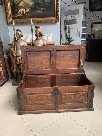 Dębowa skrzynia, okucia, sygnowana Fabryka mebli Twaróg