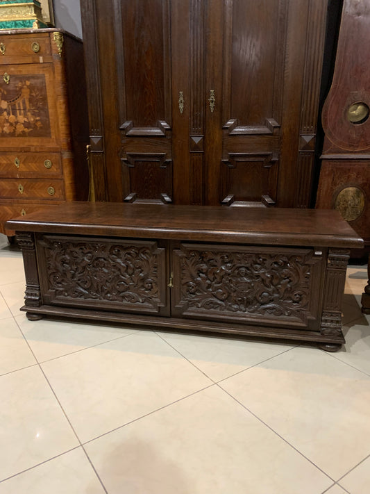 Komoda długa, dębowa, rzeźbiona