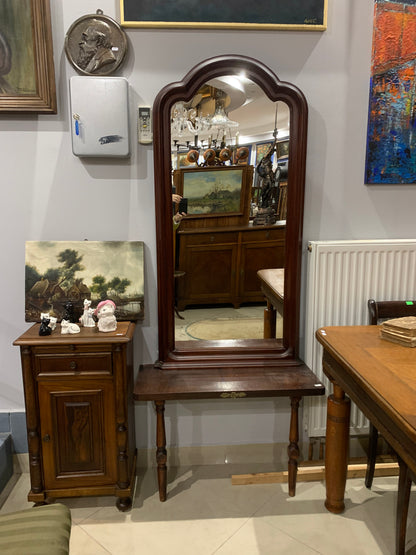 Lustro klasyczne w drewnianej ramie