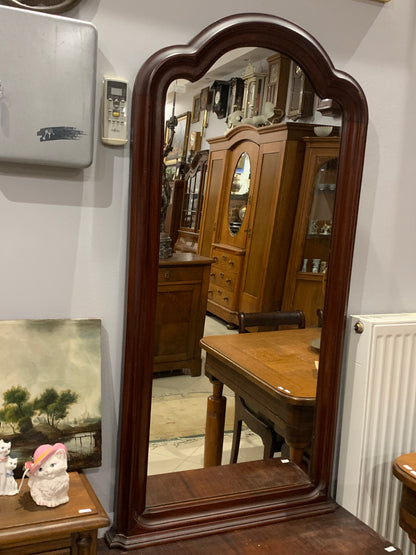 Lustro klasyczne w drewnianej ramie