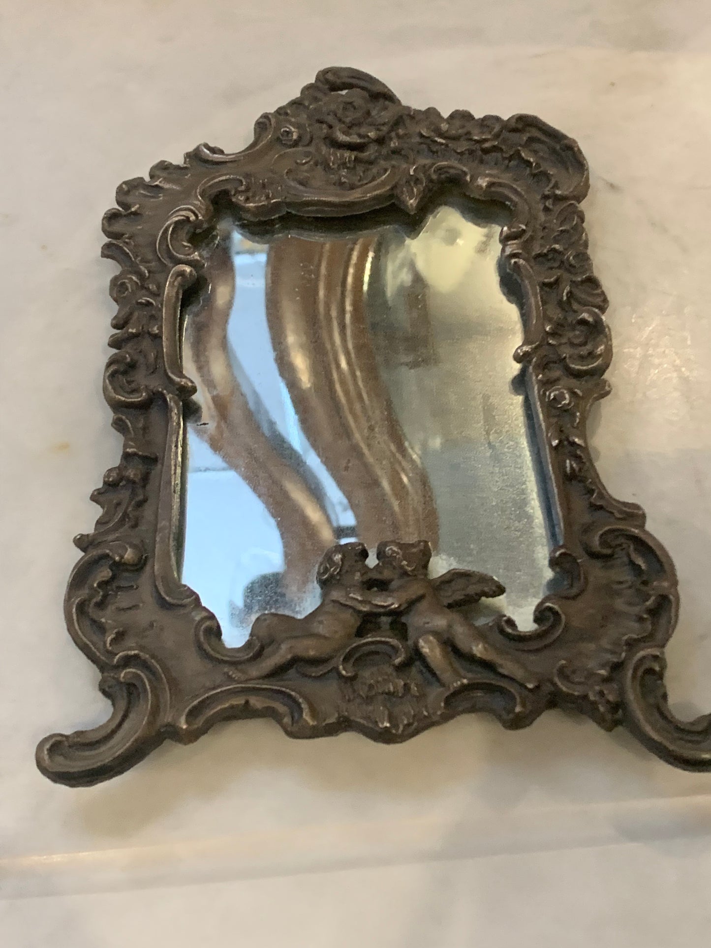 Ramka z lusterkiem, metalowa, bogato zdobiona