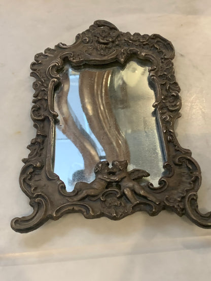 Ramka z lusterkiem, metalowa, bogato zdobiona