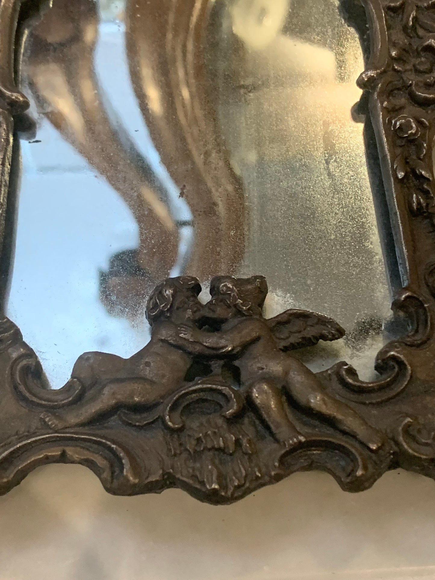 Ramka z lusterkiem, metalowa, bogato zdobiona