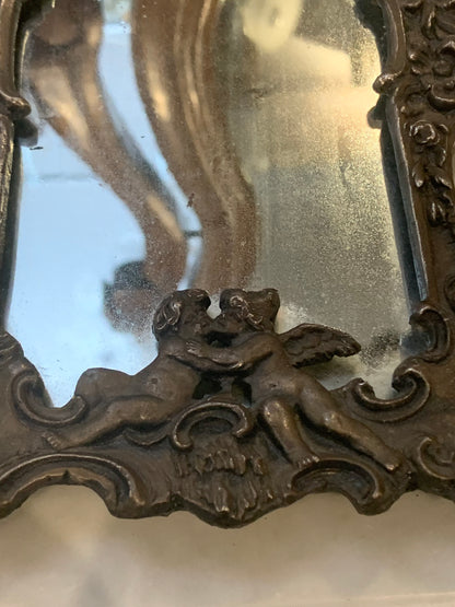 Ramka z lusterkiem, metalowa, bogato zdobiona