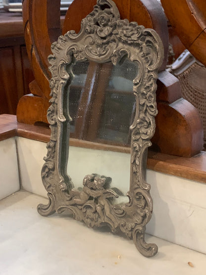 Ramka z lusterkiem, metalowa, bogato zdobiona