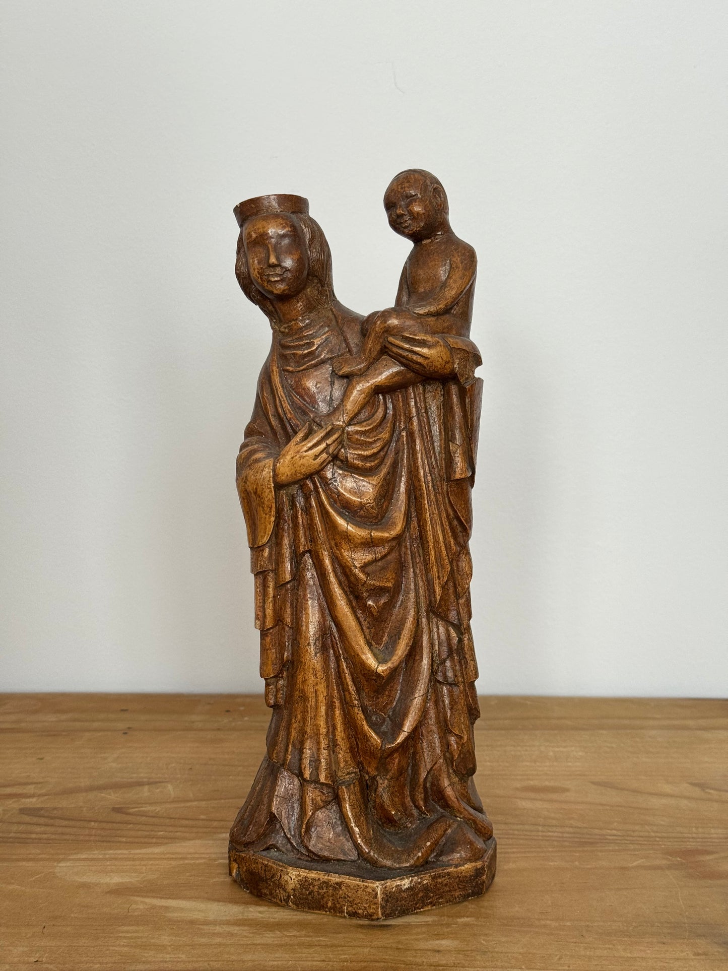 Rzeźba Madonny z dzieckiem