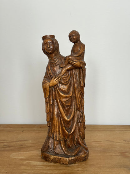 Rzeźba Madonny z dzieckiem