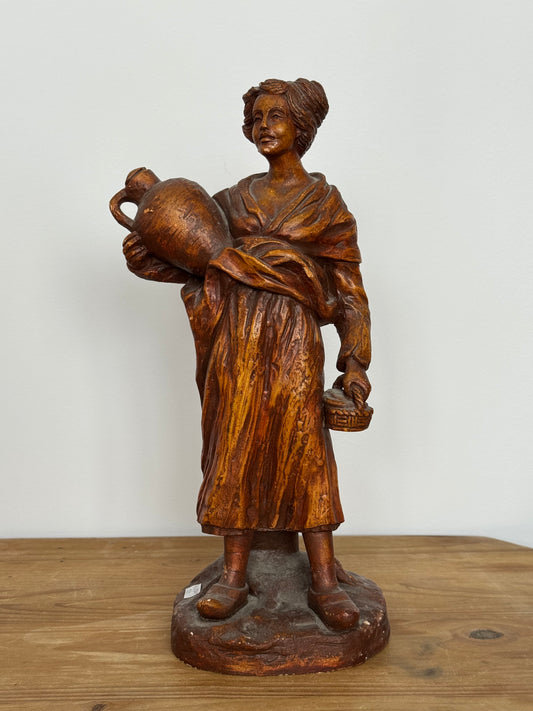 Rzeźba panny z dzbanem