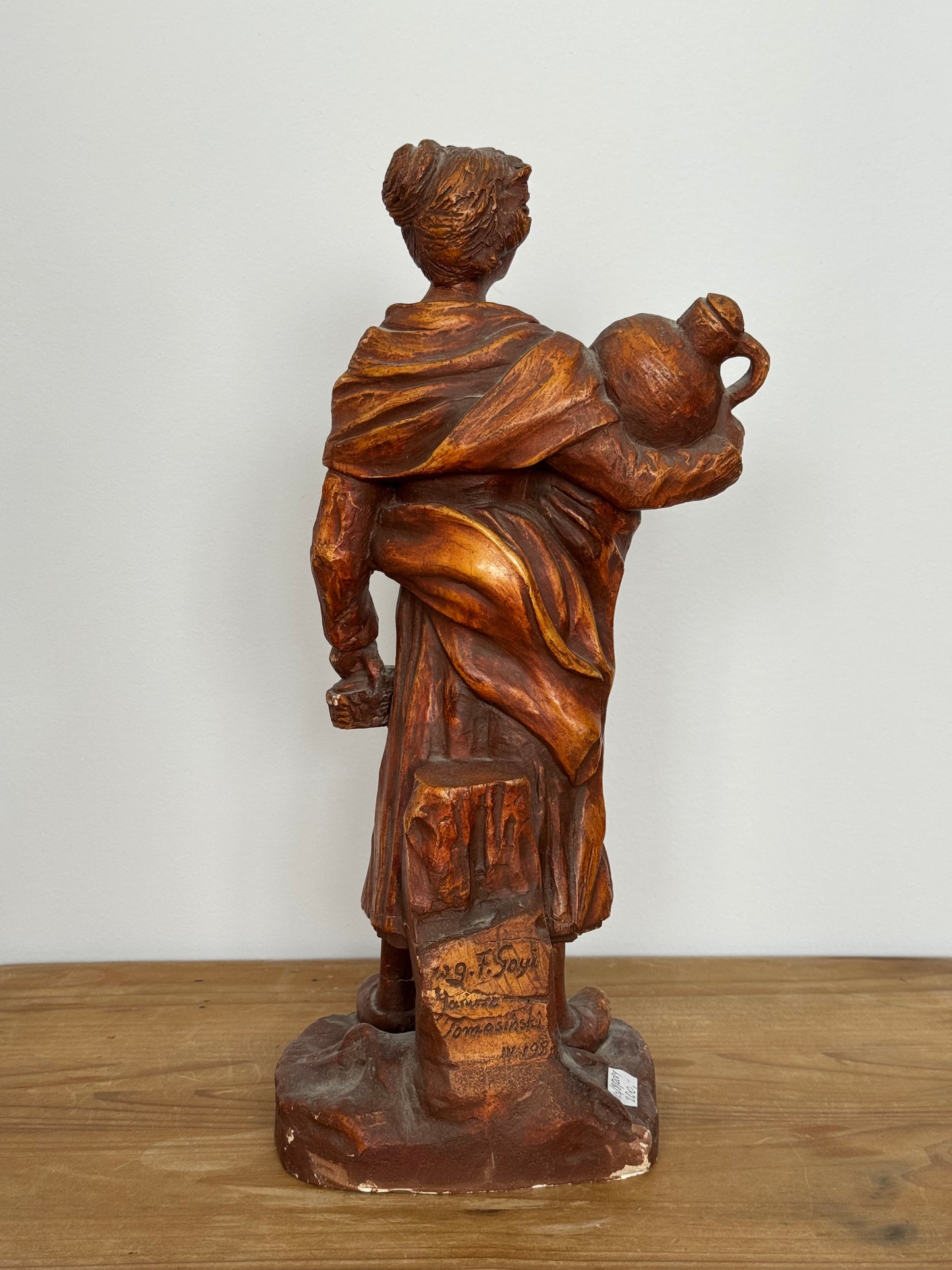 Rzeźba panny z dzbanem