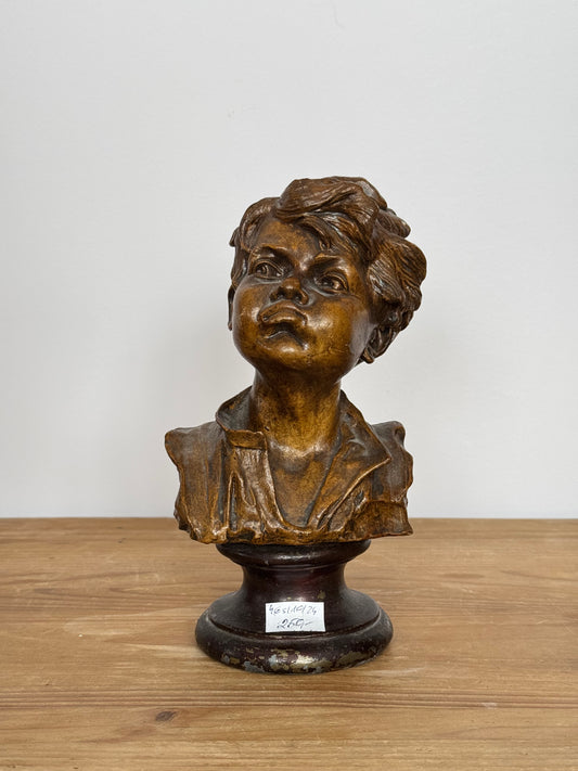 Rzeźba grymaśnego chłopca