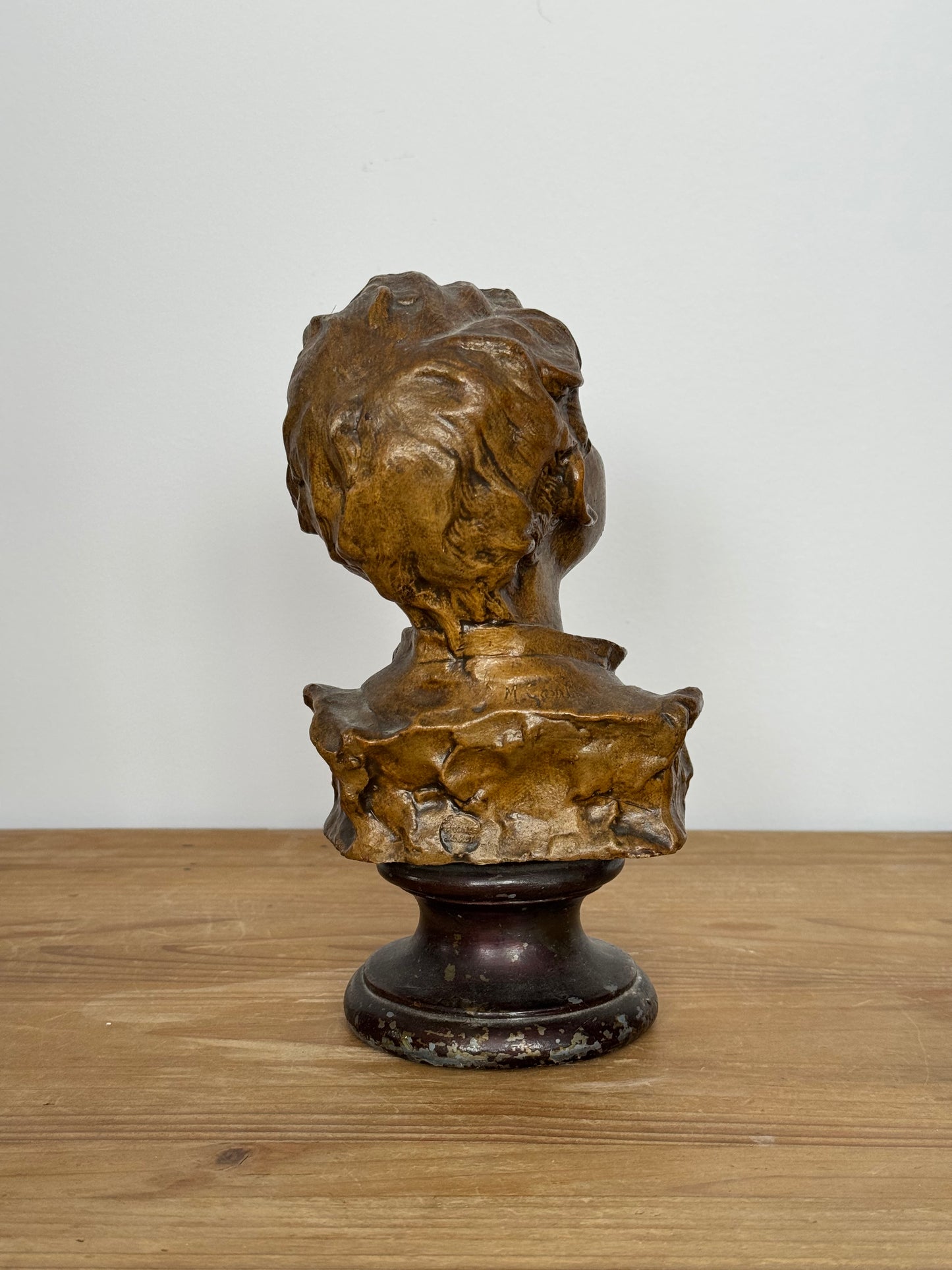 Rzeźba grymaśnego chłopca