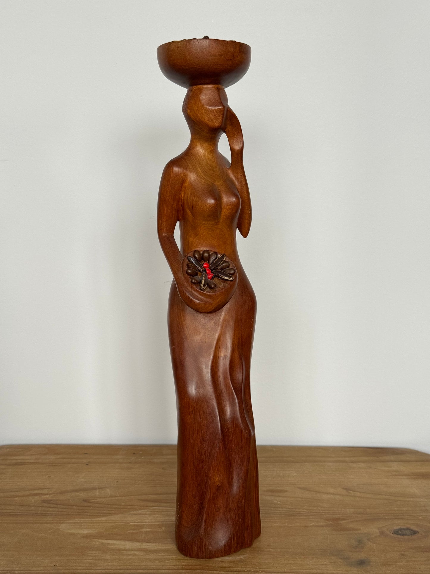 Rzeźba kobiety z misą kawy