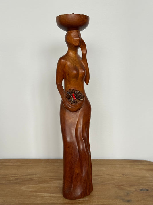 Rzeźba kobiety z misą kawy