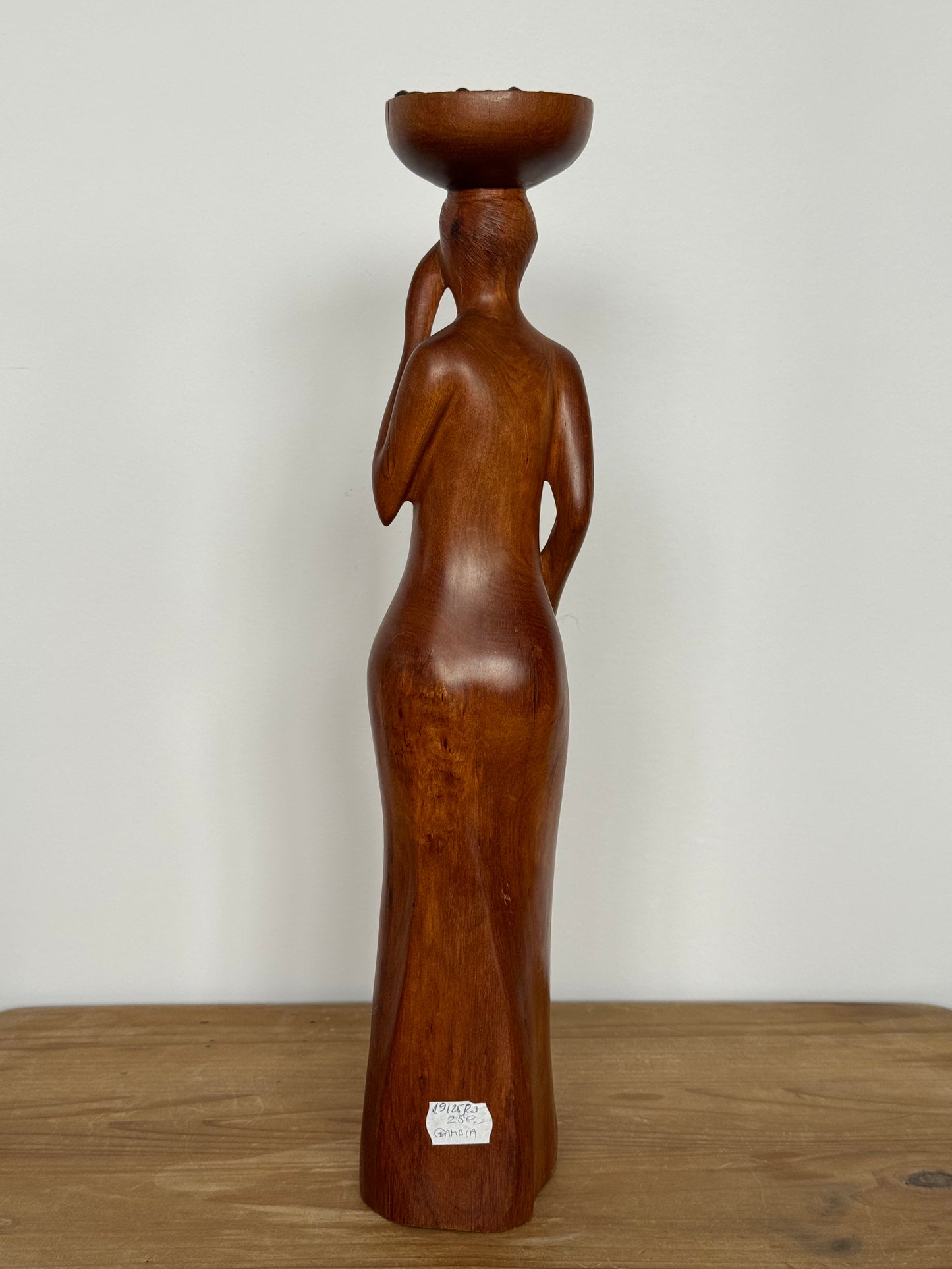 Rzeźba kobiety z misą kawy