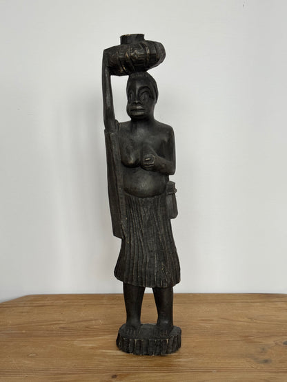 Rzeźba kobiety z dzbanem