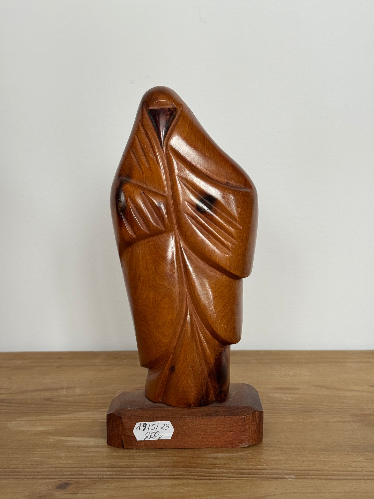 Rzeźba kobiety w hijabie