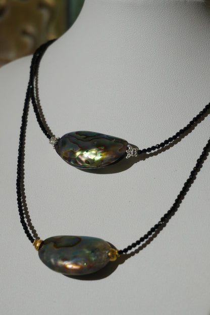 Muszla Abalone, spinel - naszyjnik z zawieszką